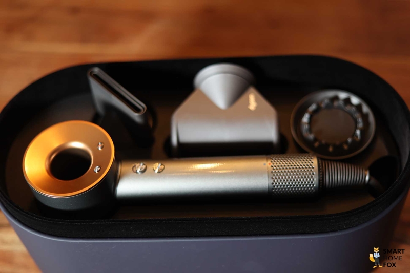 Man sieht den Dyson Supersonic in seiner Aufbewahrungsbox.